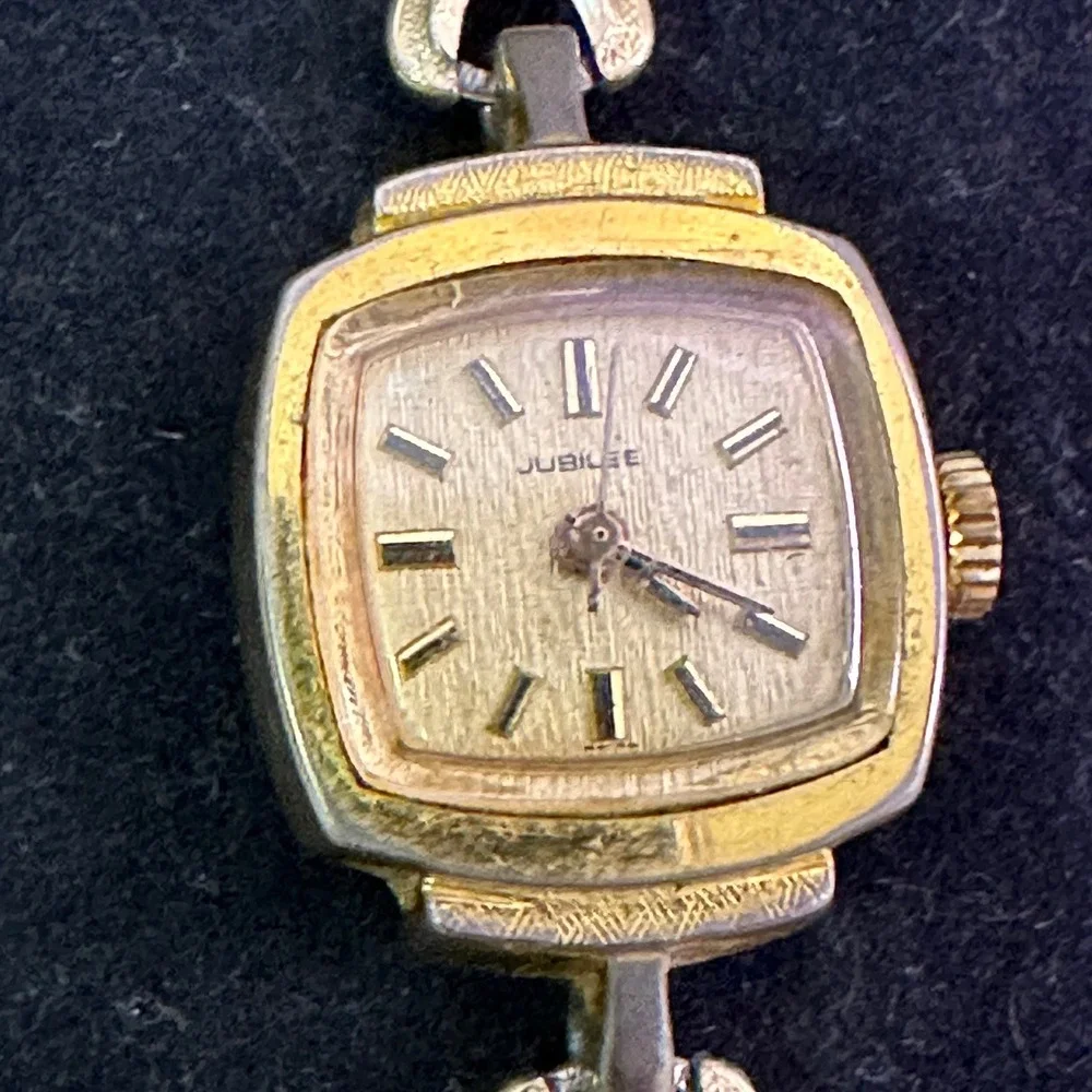 Vintage Jubilee Womens‎ Gold Tone Square Cocktail Watch Expansion Band 12 2576
